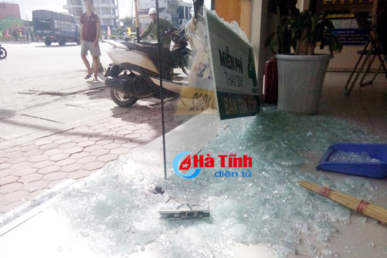 ngao da dap pha cot atm va sieu thi dien thoai