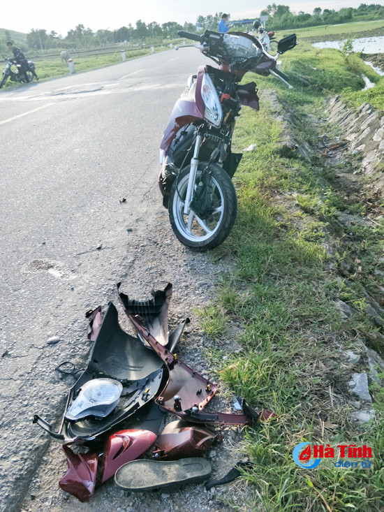 xe may tong nhau 4 nguoi cung xa bi thuong nang