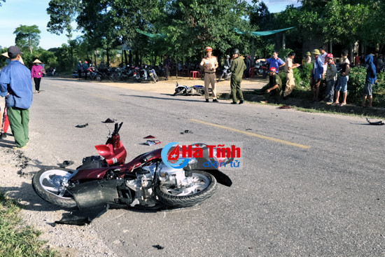 xe may tong nhau 4 nguoi cung xa bi thuong nang