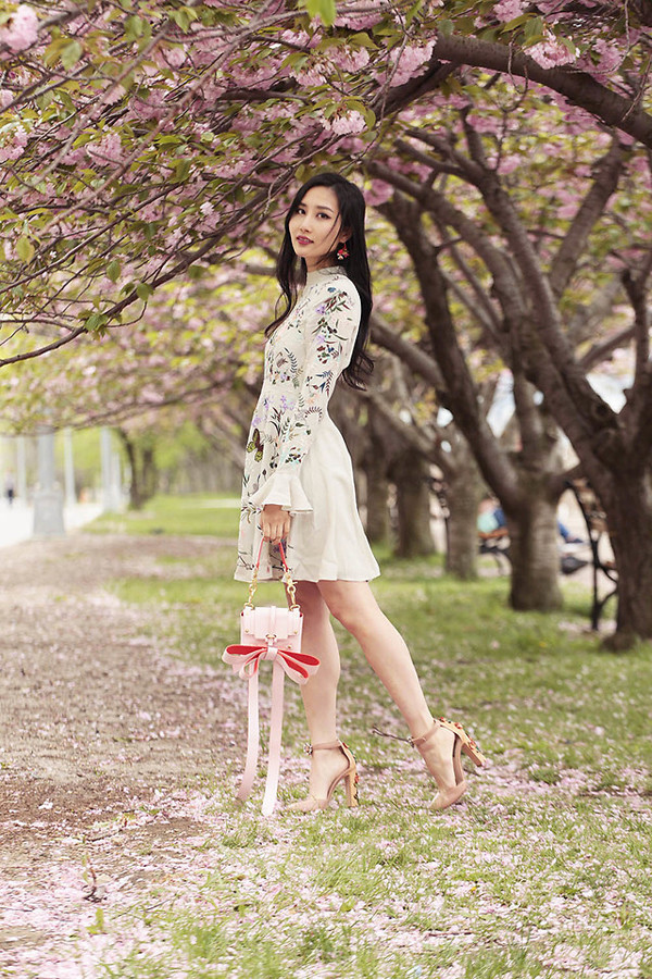 vay ao co hoa tiet ngap sac hoa mua he