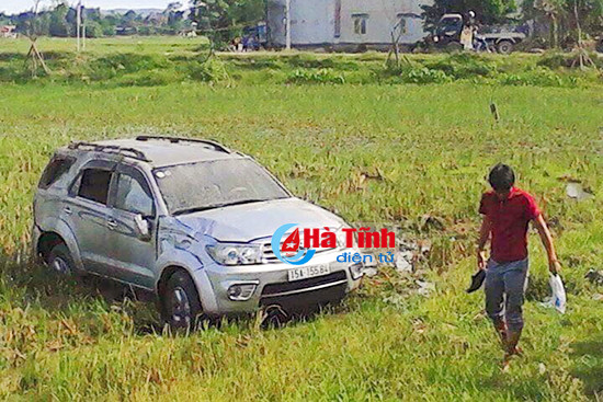 vi pham toc do xe dien fortuner dam csgt roi lao xuong ruong