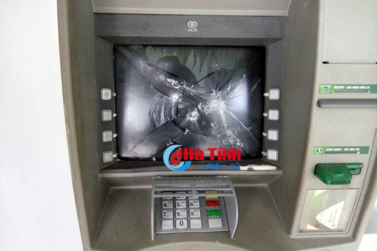 ngao da dap pha cot atm va sieu thi dien thoai