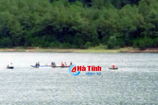 lat thuyen tren ho thuy loi mot nam thanh nien tu vong