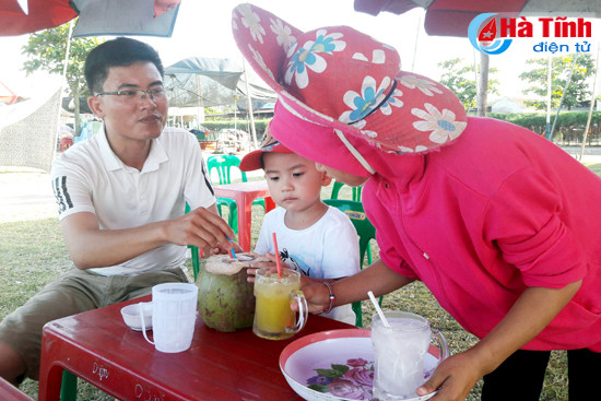 tre em vung bien muu sinh ngay he