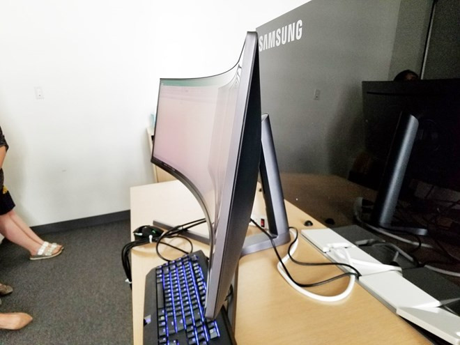 choang ngop voi mau man hinh cong sieu rong moi cua samsung