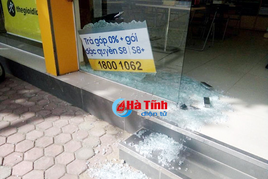 ngao da dap pha cot atm va sieu thi dien thoai
