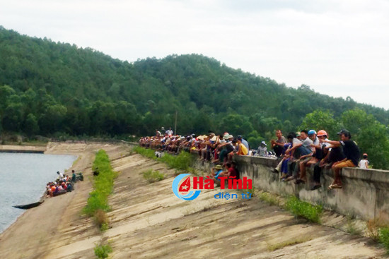 lat thuyen tren ho thuy loi mot nam thanh nien tu vong