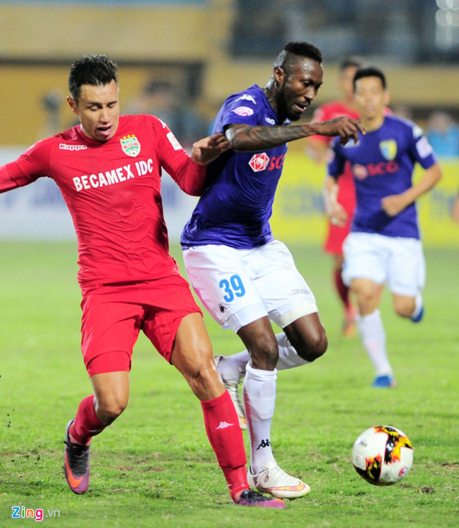 Michal Nguyễn (áo đỏ) từng được trao cơ hội ở tuyển Việt Nam, nhưng Hoàng Vũ Samson thì vẫn đang chờ. Ảnh: Quốc Bảo. doi tuyen viet nam can bao nhieu cau thu nhap tich