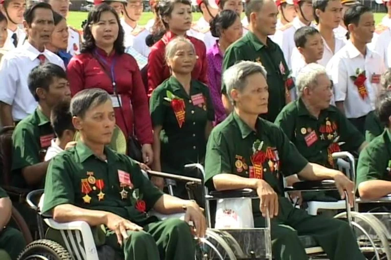 danh hon 394 6 ty dong tang qua cho nguoi co cong