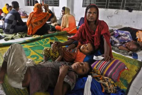 mua lon gay sat lo dat khien 43 nguoi chet o bangladesh