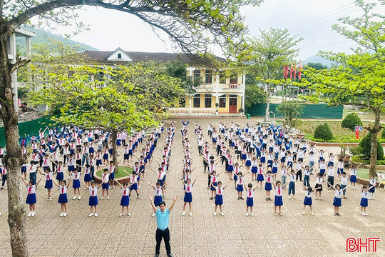 Thầy Tổng phụ trách Đội yêu nghề, mến trẻ