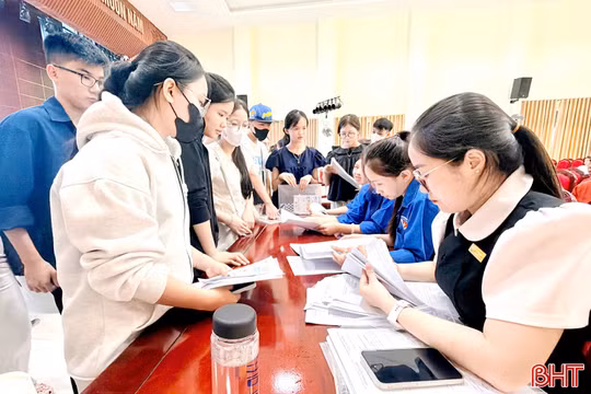 Trường Cao đẳng Y tế Hà Tĩnh đón tân sinh viên nhập học đợt 1