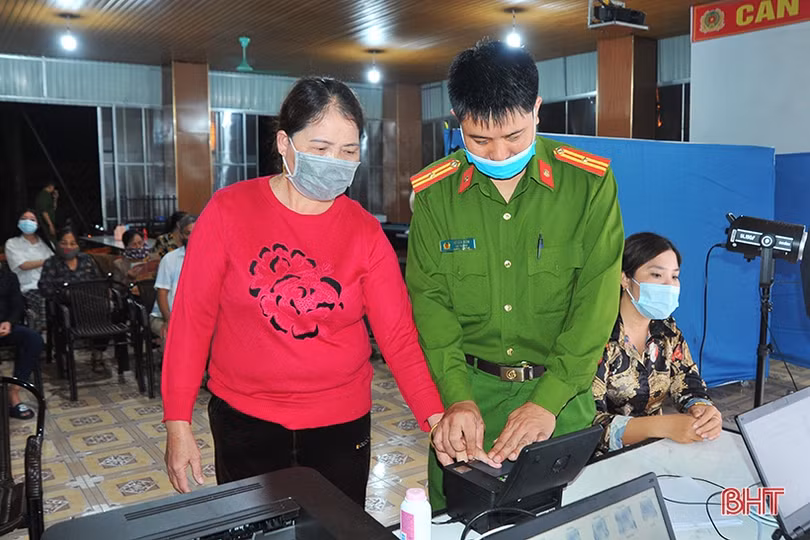 Công an Hà Tĩnh thức xuyên đêm làm thẻ căn cước cho công dân