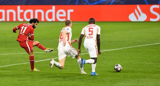 Messi đá hỏng 11m, Barca dừng bước; Salah và Mane đưa Liverpool vào tứ kết
