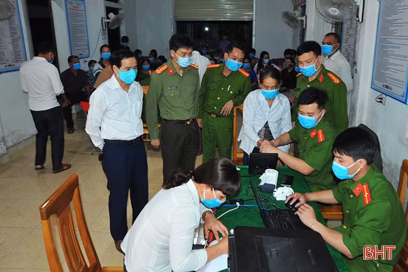 Công an Hà Tĩnh thức xuyên đêm làm thẻ căn cước cho công dân