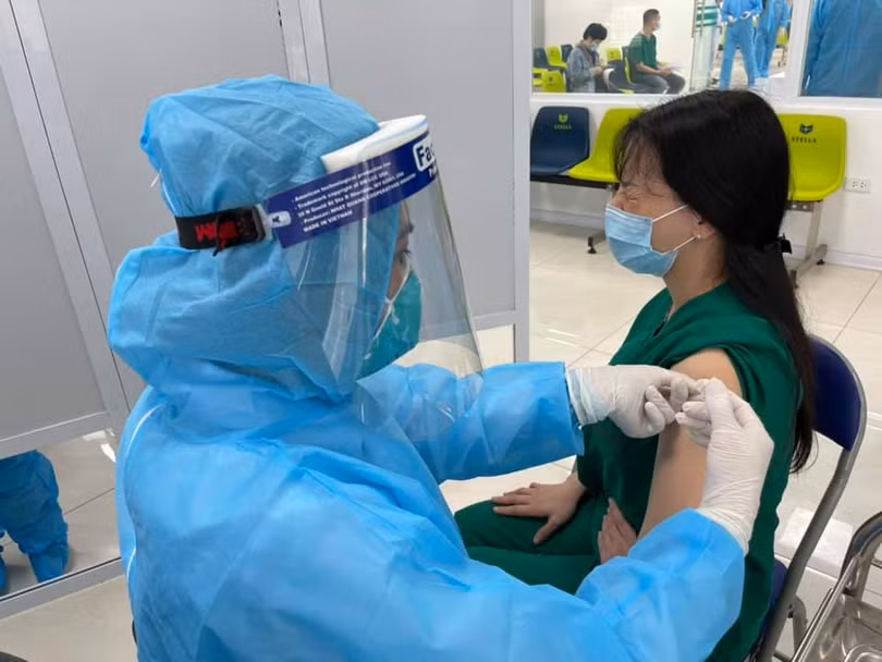 Những phụ nữ đầu tiên được tiêm vắc-xin Covid-19 trong ngày 8/3