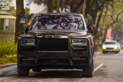 Rolls-Royce Cullinan Black Badge hơn 40 tỷ thứ 2 về Việt Nam