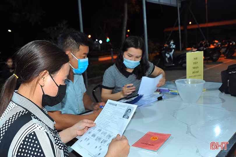Công an Hà Tĩnh thức xuyên đêm làm thẻ căn cước cho công dân