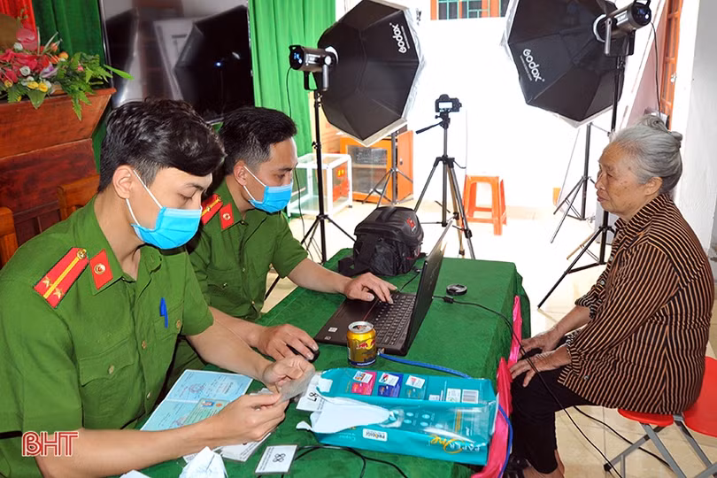 Công an Hà Tĩnh thức xuyên đêm làm thẻ căn cước cho công dân