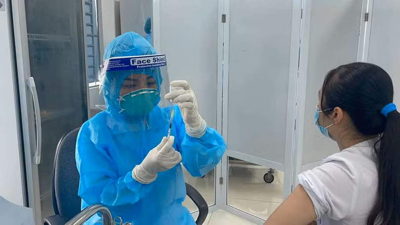 Những phụ nữ đầu tiên được tiêm vắc-xin Covid-19 trong ngày 8/3
