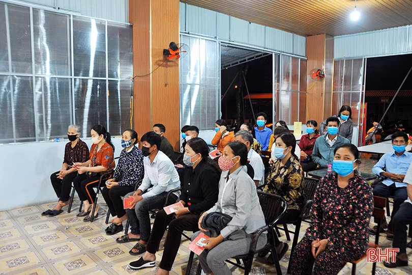 Công an Hà Tĩnh thức xuyên đêm làm thẻ căn cước cho công dân