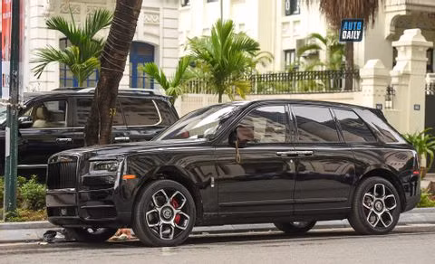 Rolls-Royce Cullinan Black Badge hơn 40 tỷ thứ 2 về Việt Nam