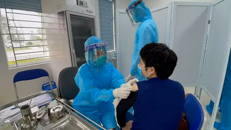 Những phụ nữ đầu tiên được tiêm vắc-xin Covid-19 trong ngày 8/3