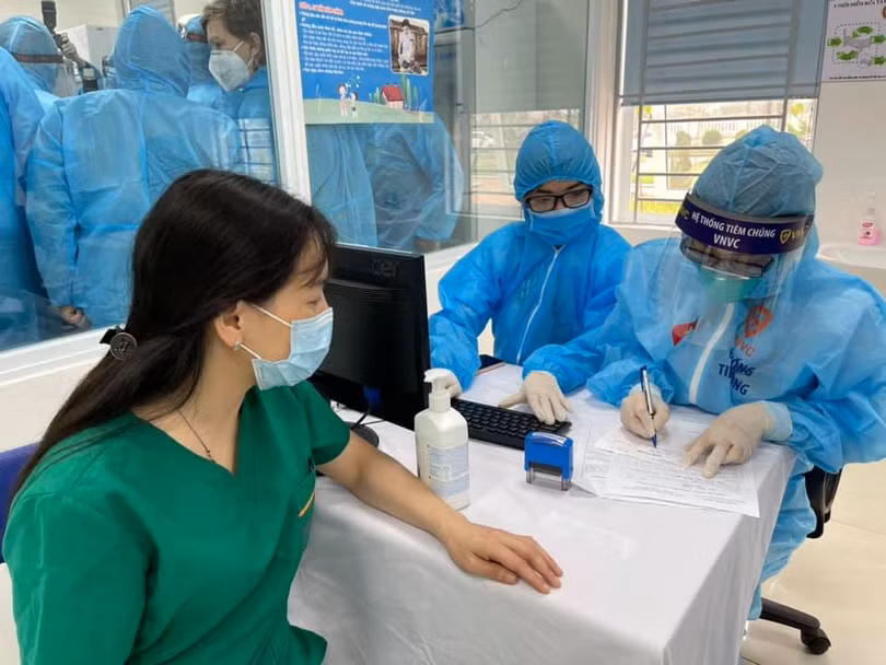 Những phụ nữ đầu tiên được tiêm vắc-xin Covid-19 trong ngày 8/3