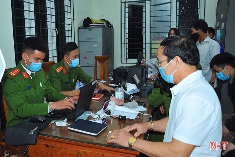 Công an Hà Tĩnh thức xuyên đêm làm thẻ căn cước cho công dân