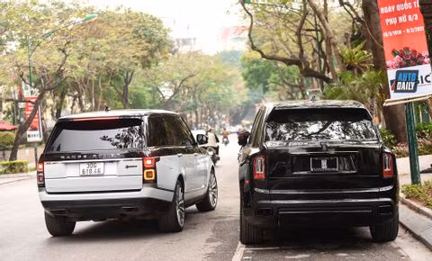 Rolls-Royce Cullinan Black Badge hơn 40 tỷ thứ 2 về Việt Nam