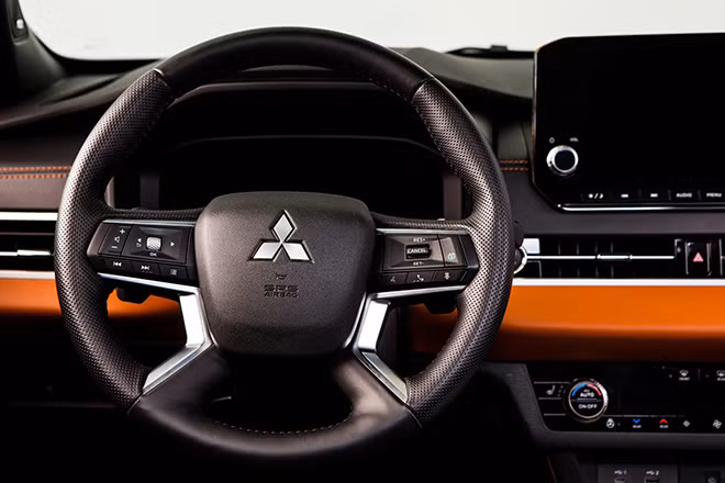 Mitsubishi Outlander có 7 phiên bản và giá hơn 620 triệu đồng