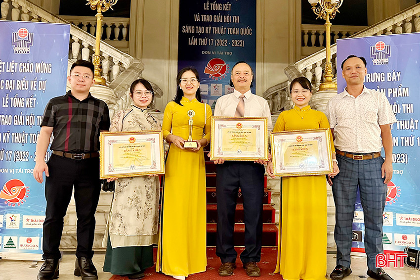 Lãnh đạo Liên hiệp các hội Khoa học và Kỹ thuật tỉnh Hà Tĩnh và nhóm tác giả chụp ảnh lưu niệm bên lề lễ trao giải. 2.jpg
