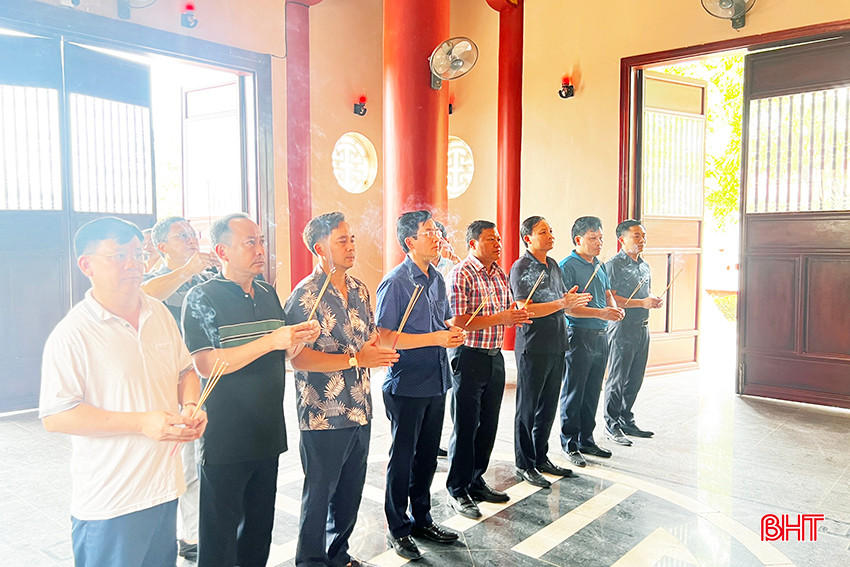 Trong khuôn khổ chương trình công tác, đoàn công tác huyện Hương Khê đến dâng hương và đặt vòng hoa tưởng niệm tại Khu lưu niệm Chủ tịch Hồ Chí Minh tại huyện Nong Bok, tỉnh Khăm Muồn. 1.jpg