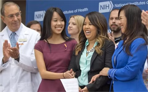 Nina Pham cùng mẹ và em gái và các bác sĩ tại NIH vui mừng khi cô được chữa khỏi Ebola (Ảnh: AP)