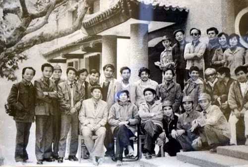 Nhà thơ Phạm Ngọc Cảnh (ngoài cùng, bên trái) cùng các cán bộ, BTV Tạp chí VNQĐ. Ảnh: vannghequandoi.com.vn