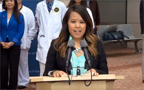 Nina Pham phát biểu tại cuộc họp báo sau khi được xuất viện (Ảnh: CBS News)