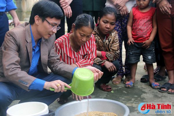 ho tro giong lua moi cho ba con dan toc chut