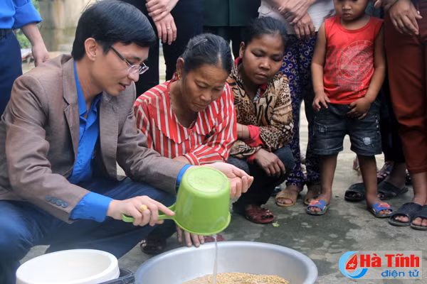 ho tro giong lua moi cho ba con dan toc chut