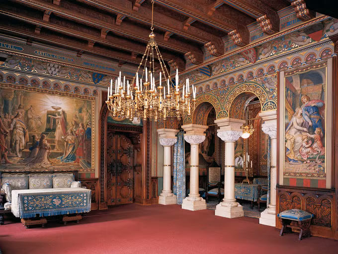 bi kich trong toa lau dai trang le bac nhat duoi day alps