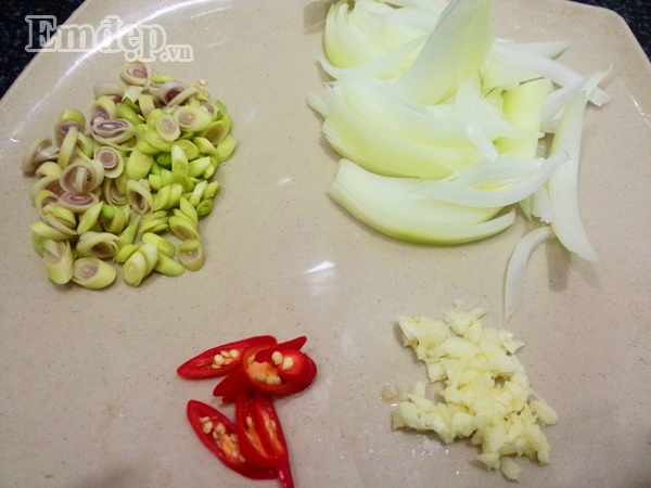 troi mua lanh trua nay me che bien mon long ga xao sa ot cay ngon mieng