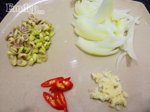 troi mua lanh trua nay me che bien mon long ga xao sa ot cay ngon mieng