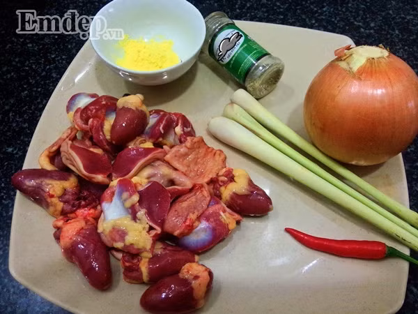 troi mua lanh trua nay me che bien mon long ga xao sa ot cay ngon mieng