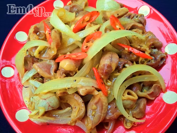 troi mua lanh trua nay me che bien mon long ga xao sa ot cay ngon mieng