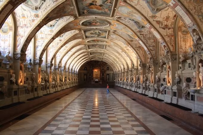 bi kich trong toa lau dai trang le bac nhat duoi day alps