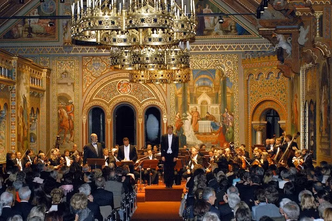 bi kich trong toa lau dai trang le bac nhat duoi day alps