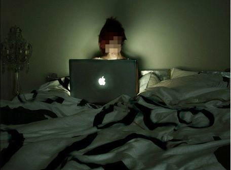 nhap vien tam than vi nghien facebook bo me mai lam an