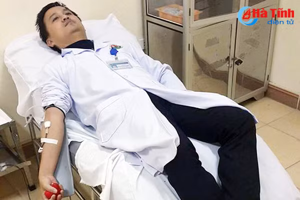 3 can bo bvdk ha tinh hien mau cuu song 2 benh nhan