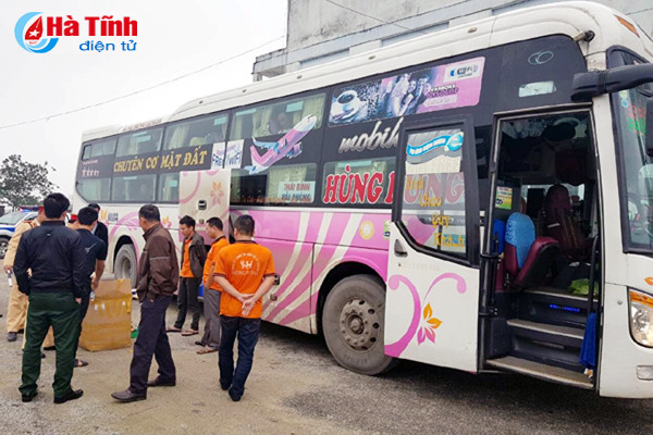 tiep tuc thu giu 1 000 bao thuoc la 555 lau tren xe khach