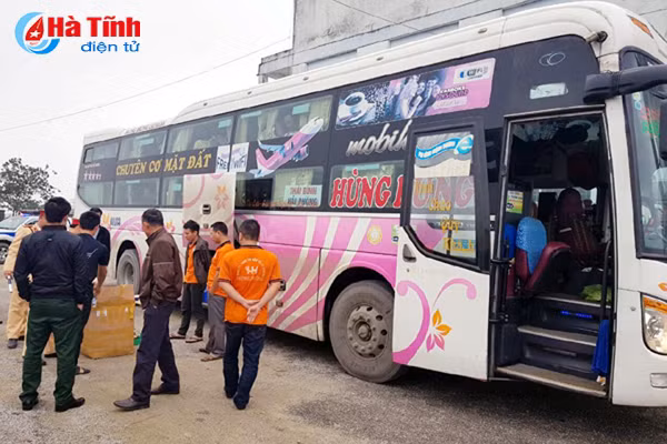 tiep tuc thu giu 1 000 bao thuoc la 555 lau tren xe khach