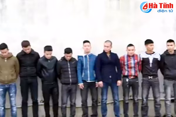 Triệu tập 25 đối tượng dùng dao kiếm “hỗn chiến” giữa TP. Hà Tĩnh